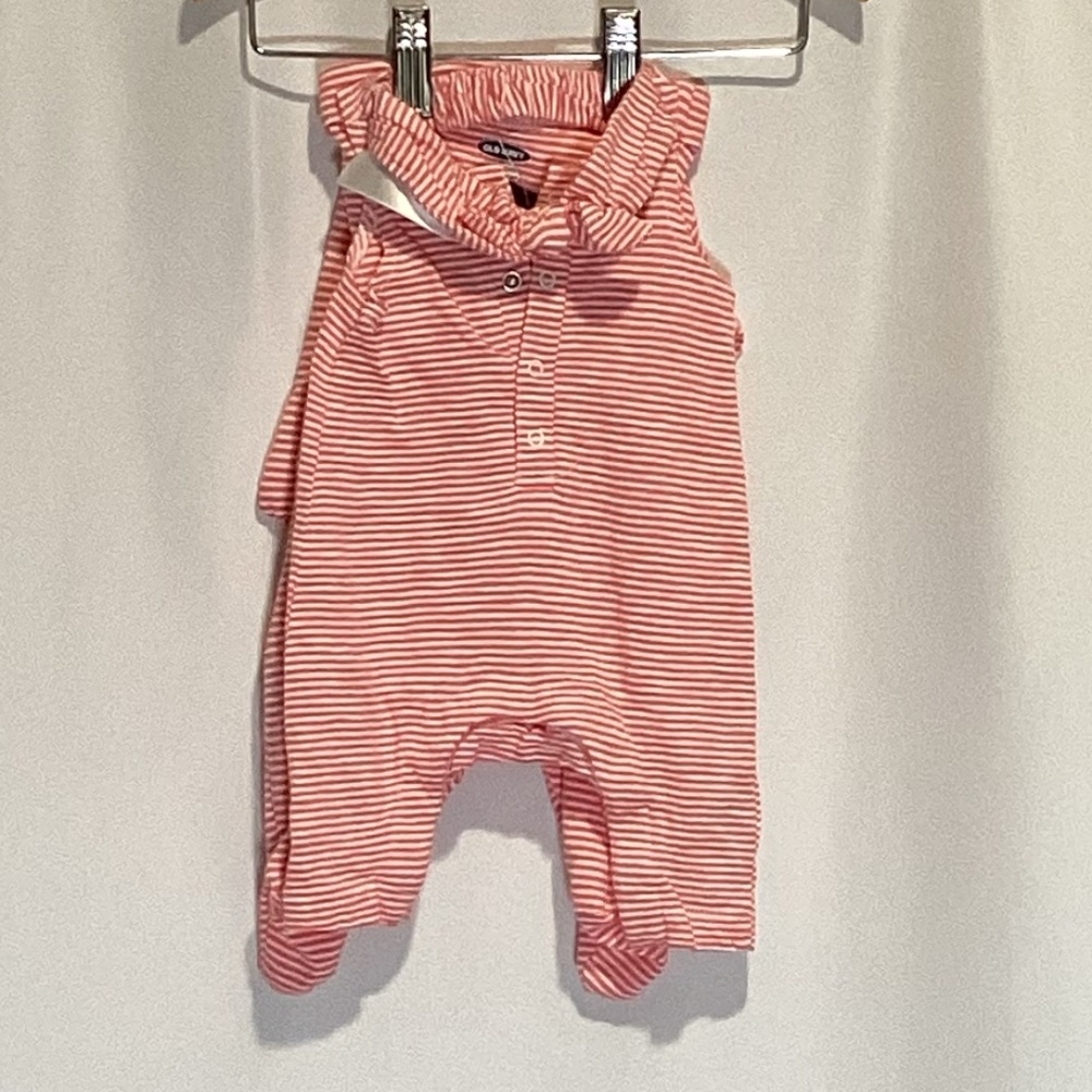 96. Old Navy Baby Girl Coral 3pc Set NB EUC Sleeper & Outfit